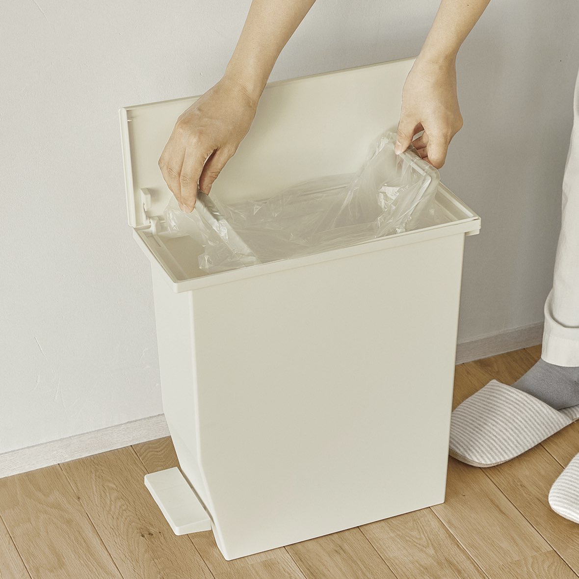 ファニチャードーム SOLOW ペダル式ゴミ箱