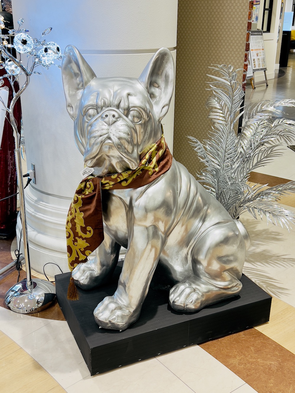 大型の犬の置物