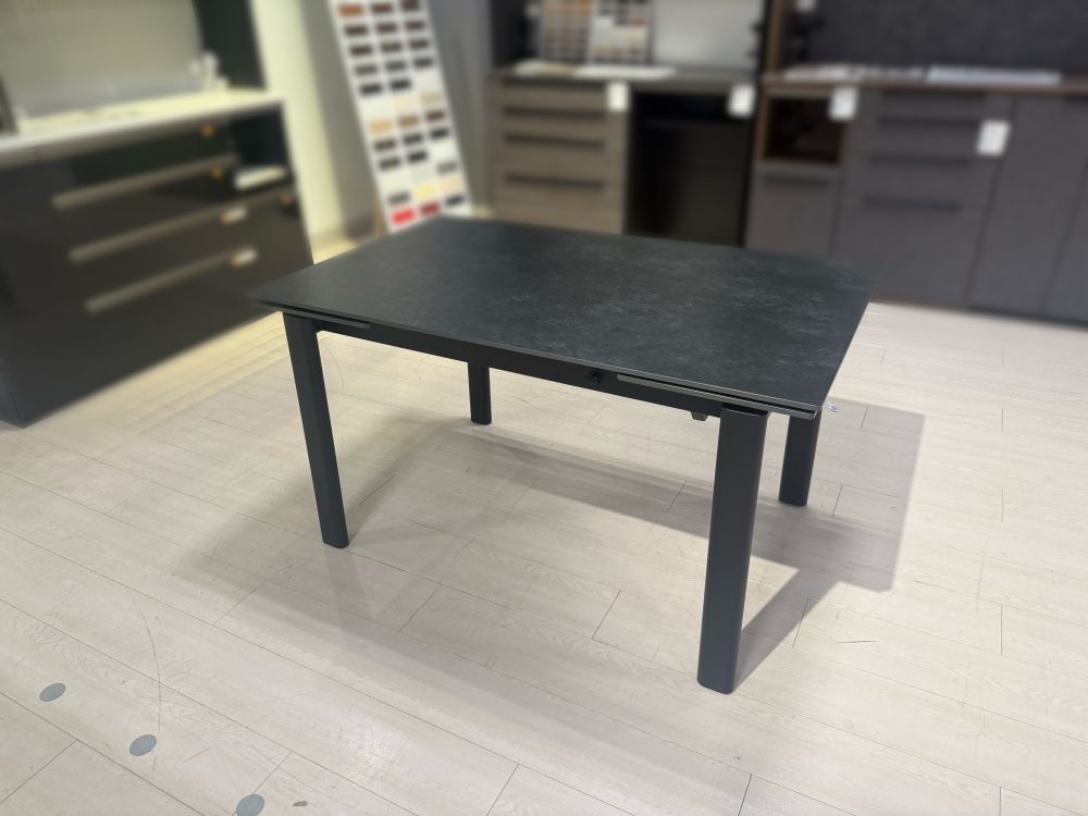 ボルテージ ダイニングテーブル